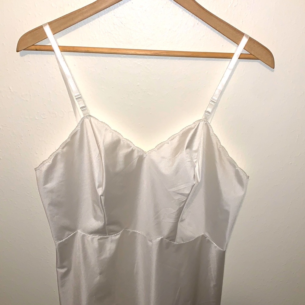 Vintage 50’s Vanity Fair Nylon Slip V Neck Scalloped Trim Lace Hem Cream 36 M